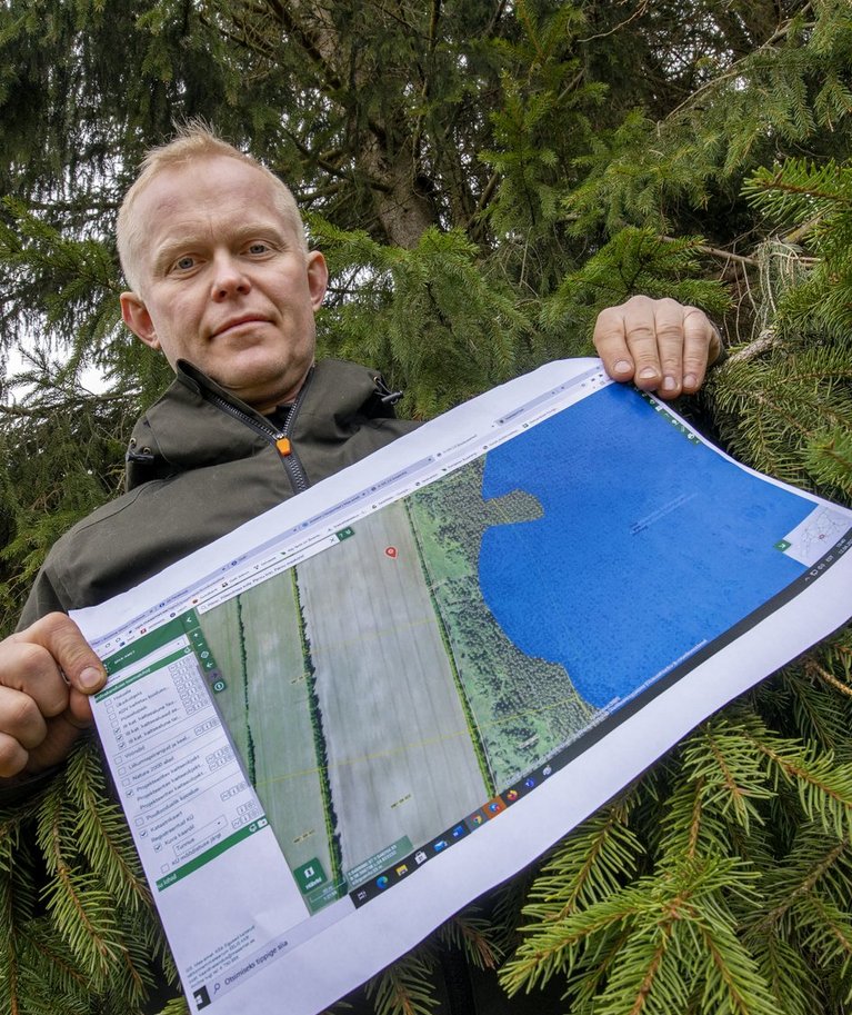 Heiki Hanso näitab maa-ameti kaarti, millelt on näha, kuidas planeeritav kaitseala tema maasse sisse lõikab. Keskkonnaamet ei ole Hansole oma plaanidest teada andnud, vaatamata sellele, et kaitseala moodustamine algatati 2010. aastal.