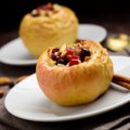 RETSEPT | Kõige lihtsam hooajaline magustoit — küpsetatud õunad ülimalt hõrgu kaerahelbetäidisega