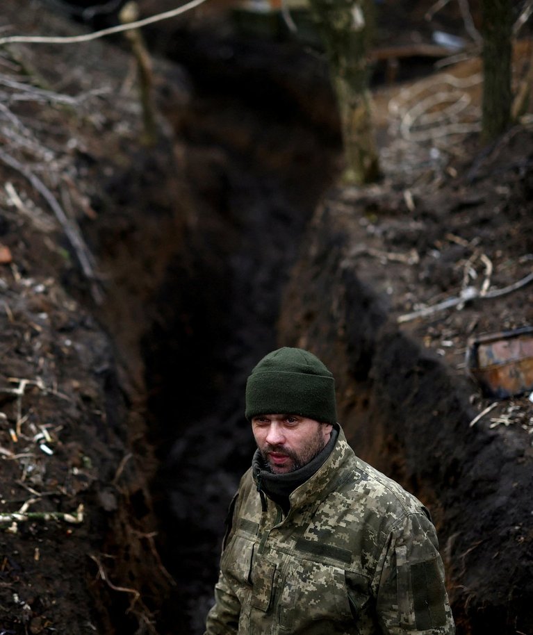 Ukraina sõjaväelane rindejoone lähedal kaevikus. Foto tehtud 27. veebruaril 2023 Donetskis.