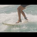 VAATA VIDEOT: Profisurfar kannab surfates väikest musta kleiti ja kontsakingi