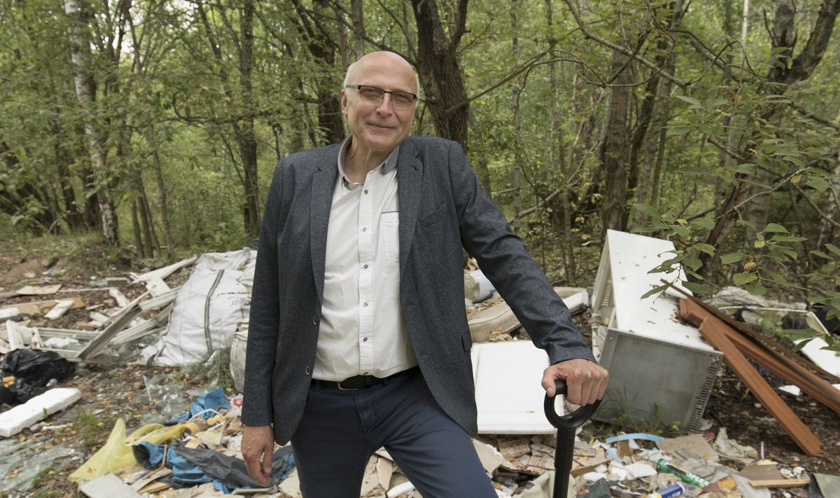 RMK peametsaülem Andres Sepp näitab Jõelähtme vallas Võerdla külas asuvat isetekkelist prügihunnikut, mille võiks 21. septembril ära koristada. Viimati veeti sealt sodi minema poolteist kuud tagasi.