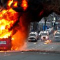 VIDEO | Põhja-Iirimaal kaaperdasid ja süütasid protestijad bussi ning loopisid politseinikke kividega. Taustal kollitab Brexit