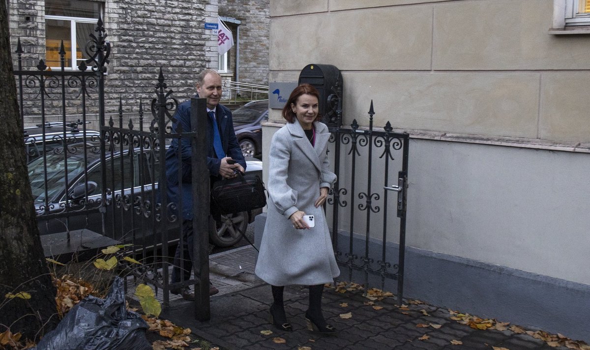 Ametist lahkunud rahandusminister Keit Pentus-Rosimannuse asemel allkirjastas tema esitamise kontrollikotta parajasti rahandusministri kohuseid täitnud Urmas Kruuse.