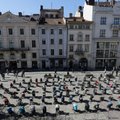 FOTOD | Lvivi keskväljakule koondati 109 tühja lapsevankrit, mälestamaks Venemaa poolt mõrvatud Ukraina lapsi