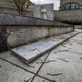 FOTOD | Pool aastat hiljem: rahvusraamatukogu ees paiknev Marie Underi mälestusmärk ikka veel laguneb