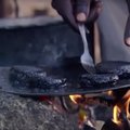 VIDEO: Aafrika külaelanikud püüavad sääski, millest praevad burgereid