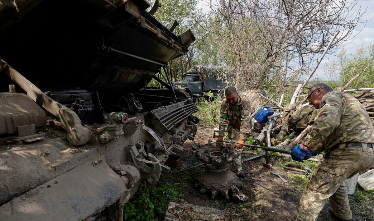 Ukraina sõdurid parandams tanki. Foto tehtud 1. mail Harkivi oblastis