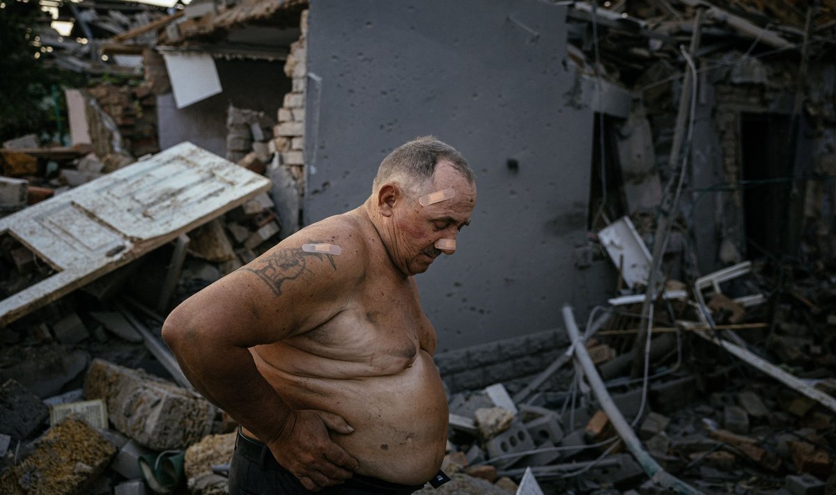 Oleksandr Shulga oma hävitatud kodu ees Mõkolajivis. 29. august 2022