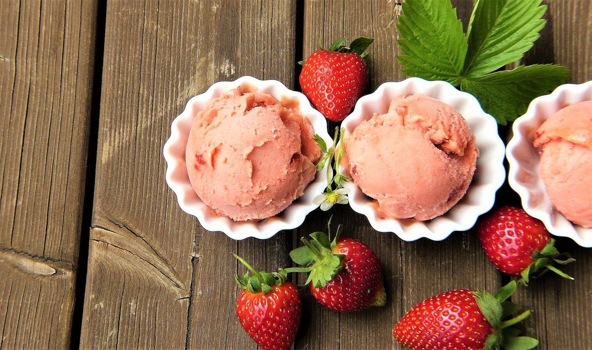 Maitsev maasikajäätis