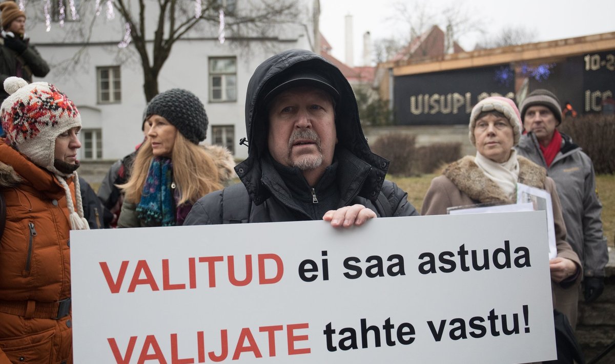 Rail Balticu vastu Harju tänaval meelt avaldanud mees seisis sama truult MTÜ Eesti Vanemad juhi Anastassija Raja kõrval ka NATO-vastasel "rahumarsil".