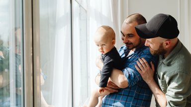 Как гей-пара из Таллинна стала родителями: „После моего дня рождения нам позвонили и сказали, что одной маленькой девочке нужен дом“
